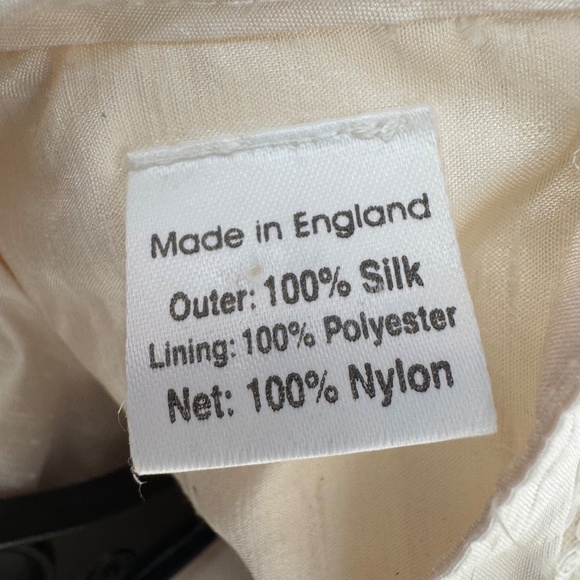 Exceptional 'Sarah Louise' of England Silk and Lace Baby's Christening Gown - Picture 4 of 8